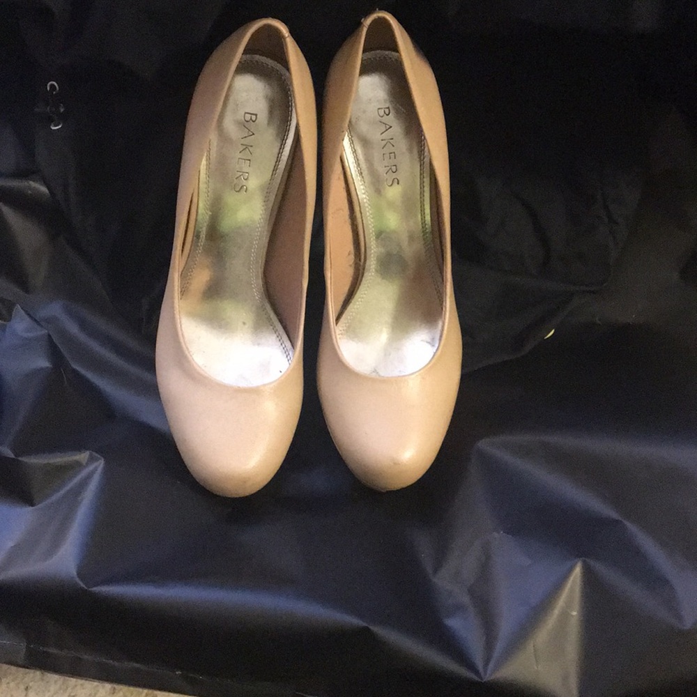 Nude pumps
